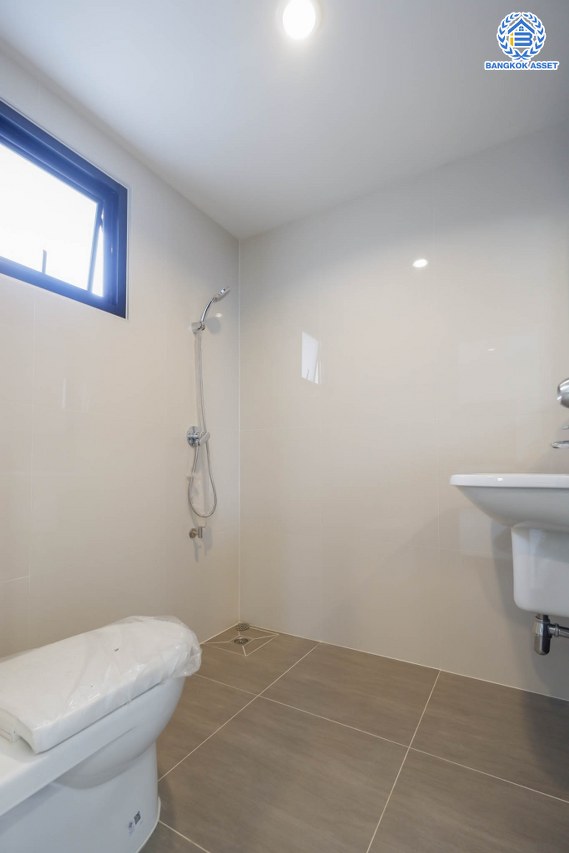 บ้านมือสองตกแต่งใหม่ โครงการ ซอยบรมราชชนนี60 เนื้อที่ 69.3 ตร.ว. พื้นที่ใช้สอย 236 ตร.ม. ฟังก์ชัน 3 ห้องนอน 3 ห้องน้ำ จอดรถได้ 2 คัน บนทำเลเดินทางสะดวก เชื่อมต่อหลายเส้นทาง  ใกล้เซ็นทรัลปิ่นเกล้า และทางคู่ขนานลอยฟ้าบรมราชชนนี